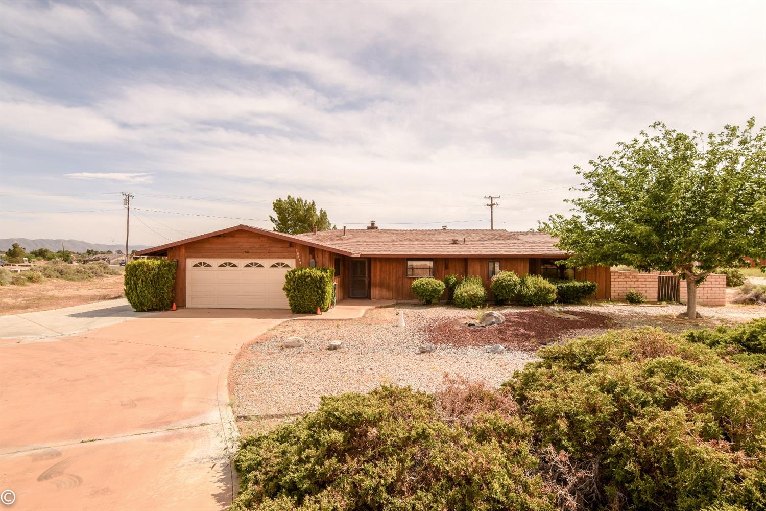 18079 Manitou Dr, Apple Valley, CA 92307 photo 1