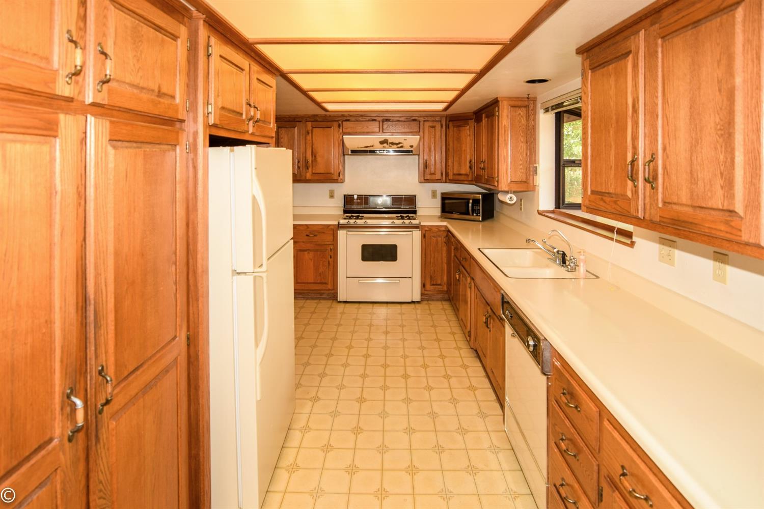 18079 Manitou Dr, Apple Valley, CA 92307 photo 4