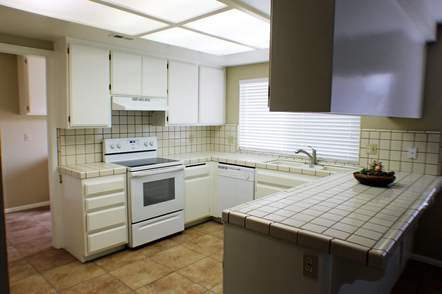 14371 Crow Rd, Apple Valley, CA 92307 photo 2