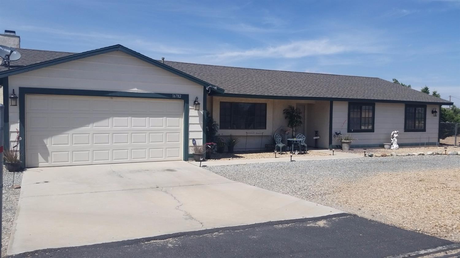 16782 Deodar St, Hesperia, CA 92345 photo 1