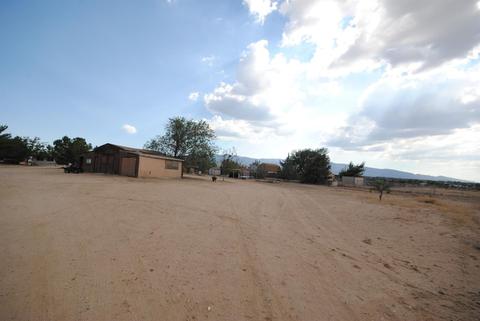 10272 Smith Rd, Phelan, CA 92371 photo 4