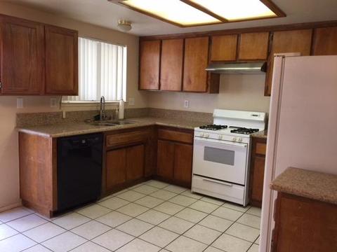 911 Crescent Dr, Barstow, CA 92311 photo 2