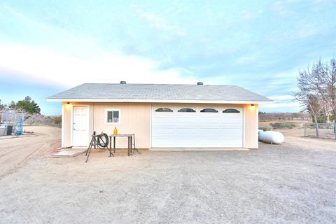 10425 Paramount Rd, Phelan, CA 92371 photo 3