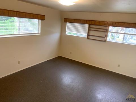 214 E Lucard St, Taft, CA 93268 photo 6