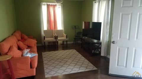 215 E Warren Ave, Bakersfield, CA 93308 photo 4