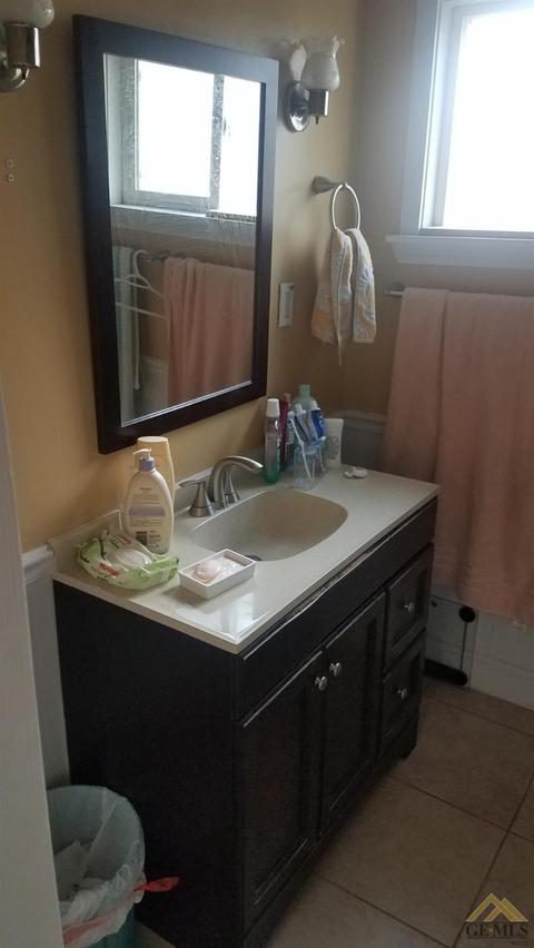 215 E Warren Ave, Bakersfield, CA 93308 photo 7