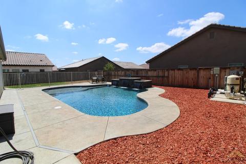9517 Red Pine Dr, Shafter, CA 93263 photo 4