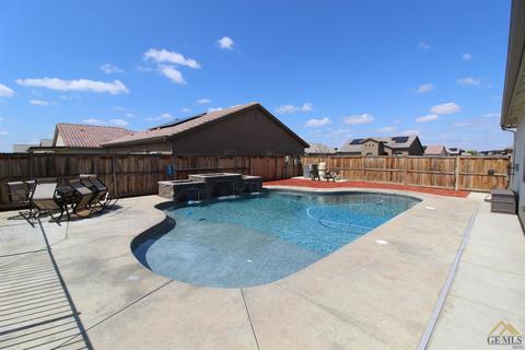 9517 Red Pine Dr, Shafter, CA 93263 photo 5
