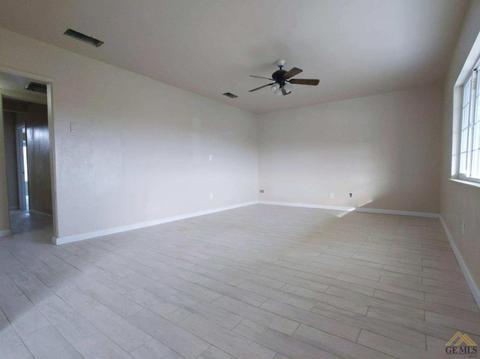 330 E Ash Ave, Shafter, CA 93263 photo 5