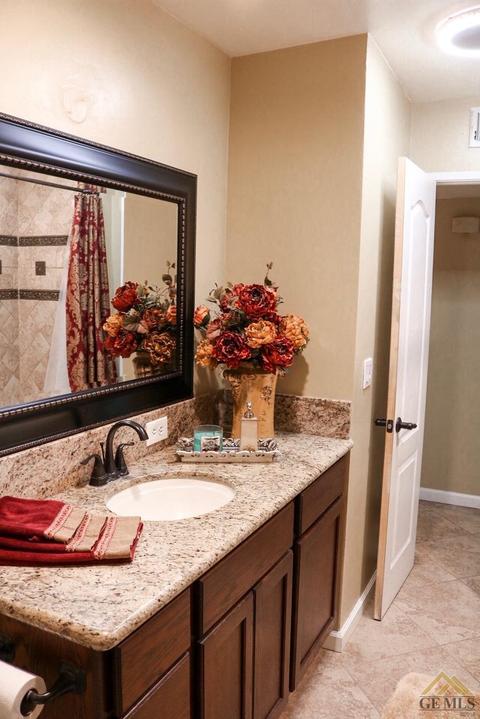 9121 Lilly St, Lamont, CA 93241 photo 6