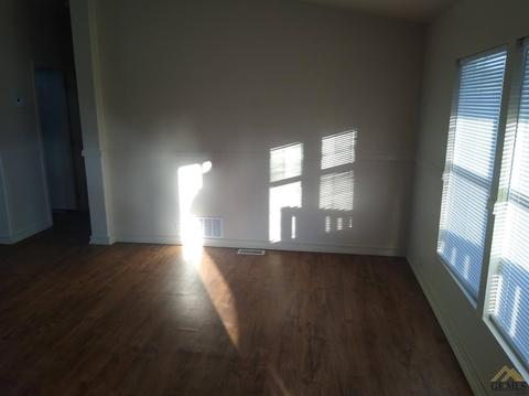 26072 Orange St, Taft, CA 93268 photo 4