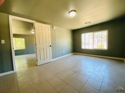 8121 Collison St, Lamont, CA 93241 photo 5