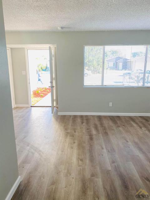1116 Iris St, Wasco, CA 93280 photo 2