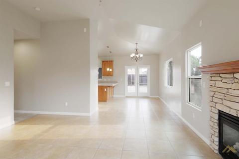 435 Grace Ct, Shafter, CA 93263 photo 4