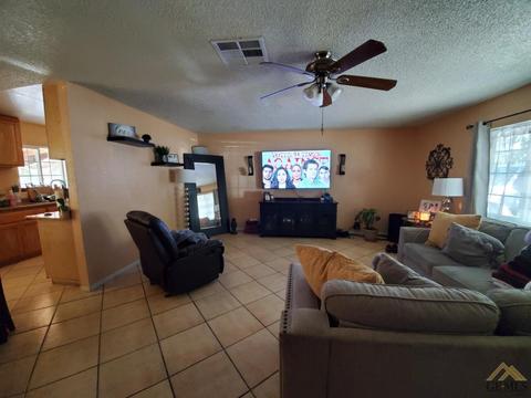 907 Walnut Dr, Arvin, CA 93203 photo 3