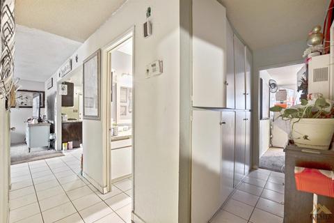 8904 Jeffry Ave, Lamont, CA 93241 photo 4