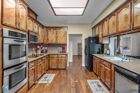 9806 Commodore Dr, Bakersfield, CA 93312 photo 11