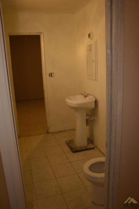 522 E 4th St, Bakersfield, CA 93307 photo 8