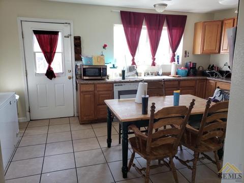 517 Harrison St, Taft, CA 93268 photo 2