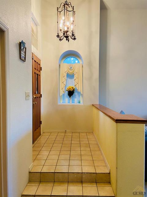 910 Crown Pointe Dr, Bakersfield, CA 93312 photo 3