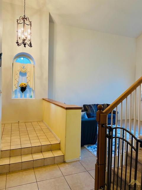 910 Crown Pointe Dr, Bakersfield, CA 93312 photo 4