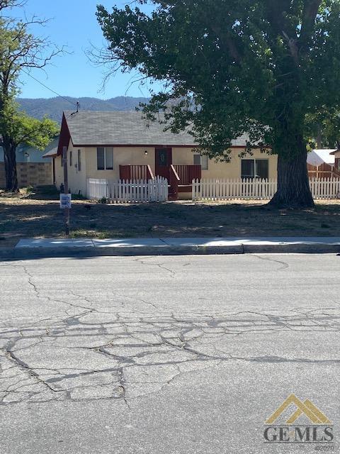 302 W C St, Tehachapi, CA 93561 photo 2