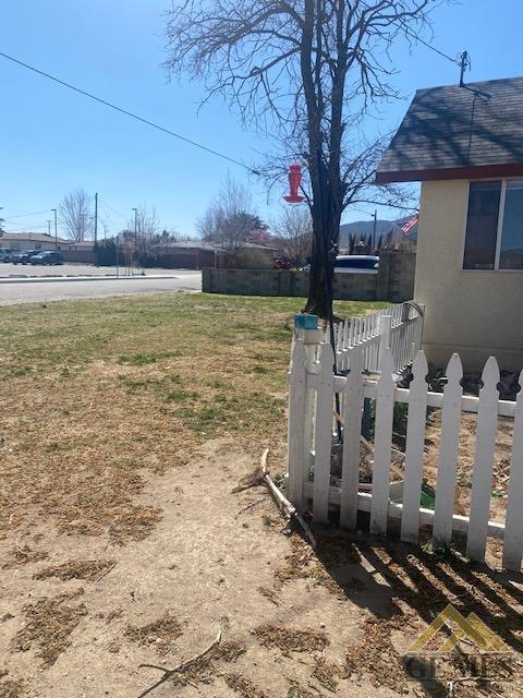 302 W C St, Tehachapi, CA 93561 photo 3