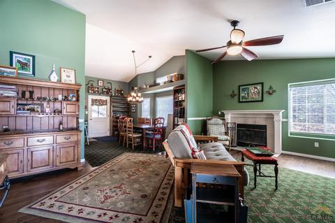 21401 Hacienda Dr, Tehachapi, CA 93561 photo 3