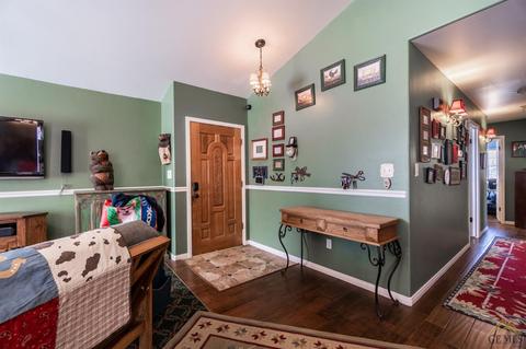 21401 Hacienda Dr, Tehachapi, CA 93561 photo 2
