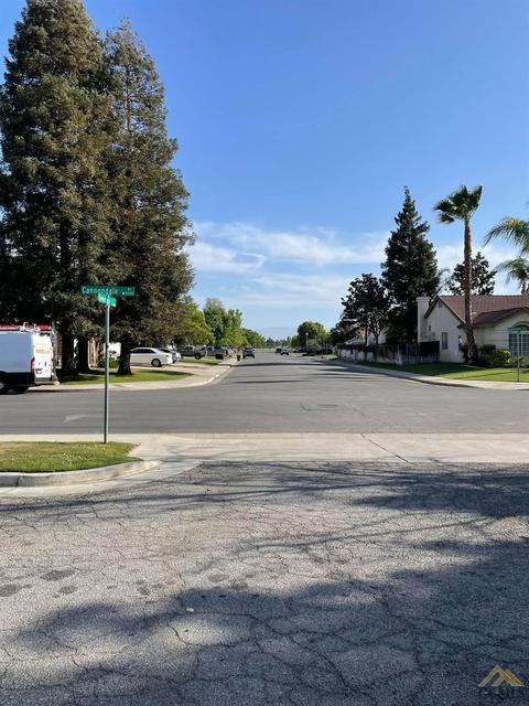 1012 Devonshire St, Bakersfield, CA 93312 photo 12