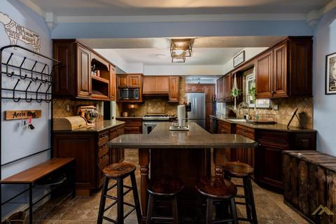 207 E Calvin St, Taft, CA 93268 photo 9
