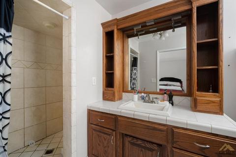 444 E Warren, Bakersfield, CA 93308 photo 14