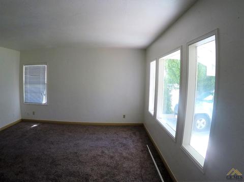 106 E Lucard St, Taft, CA 93268 photo 6