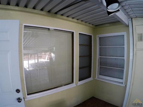 106 E Lucard St, Taft, CA 93268 photo 4