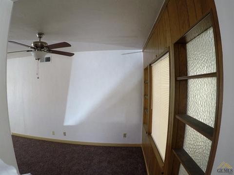 106 E Lucard St, Taft, CA 93268 photo 9