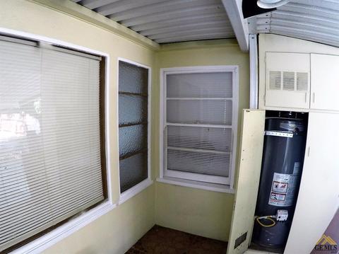 106 E Lucard St, Taft, CA 93268 photo 3