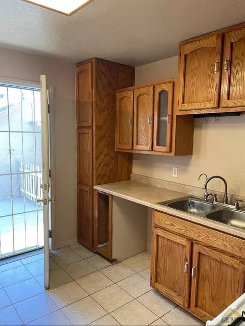 1942 5th St, Wasco, CA 93280 photo 2