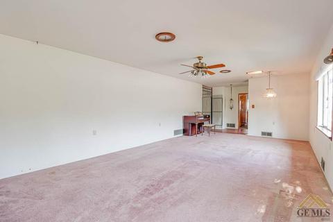 702 E St, Taft, CA 93268 photo 8