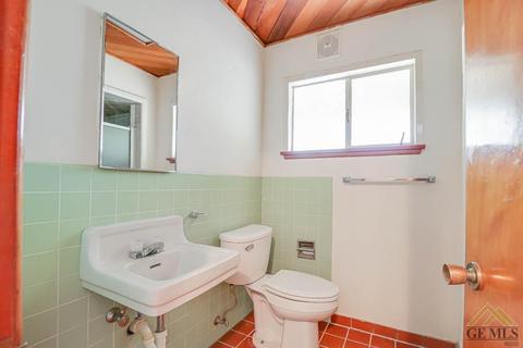 702 E St, Taft, CA 93268 photo 27