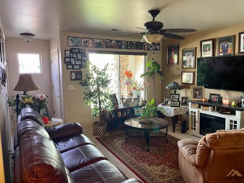 425 Taylor St, Taft, CA 93268 photo 3