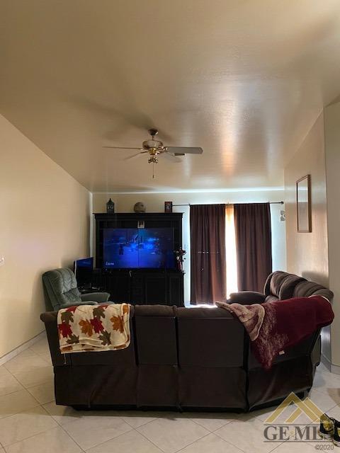 9804 Buzz, Lamont, CA 93241 photo 3