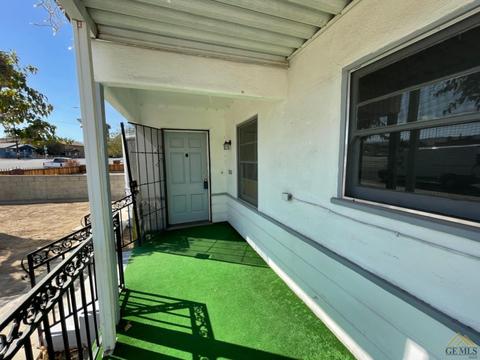 106 E Kern St, Taft, CA 93268 photo 2