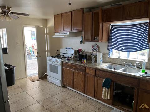 329 D St, Taft, CA 93268 photo 8