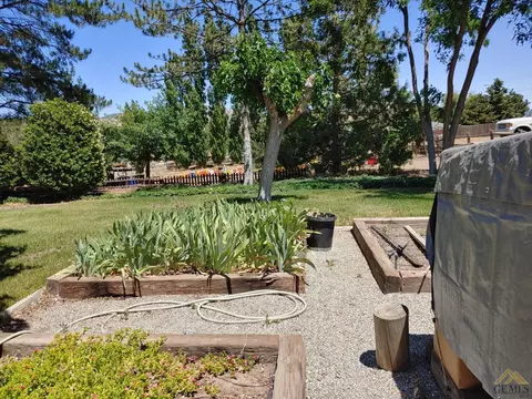 22610 Lake Dr, Tehachapi, CA 93561 photo 3