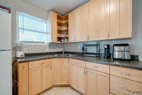 207 E Lucard St, Taft, CA 93268 photo 12