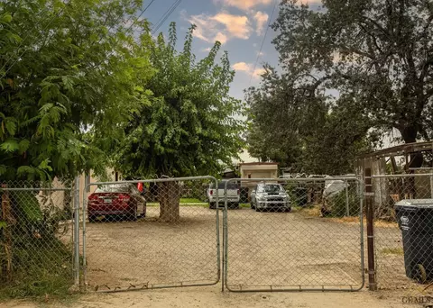 11608 Lowe St, Lamont, CA 93241 photo 2