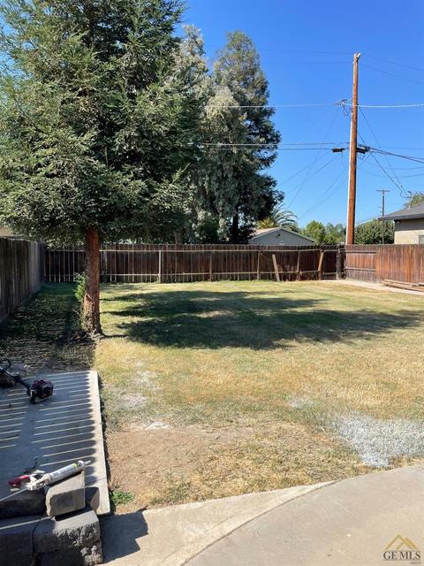 583 Jackson Ave, Shafter, CA 93263 photo 2