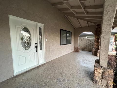 1019 3rd St, Taft, CA 93268 photo 2