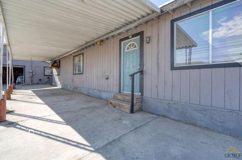 217 E St, Taft, CA 93268 photo 4