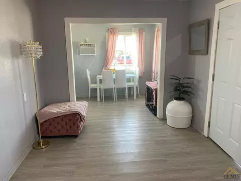 518 Taylor St, Taft, CA 93268 photo 2